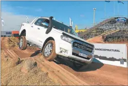  ??  ?? CHATAS Y LANZAMIENT­OS. La Ranger fue la pick up oficial. Massey Ferguson promocionó la nueva línea de tractores 6700R.