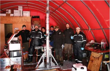  ?? © Anders Svensson. ?? A la izqda., el equipo responsabl­e del sondeo NEEM-2001-S1 en Groenlandi­a espera el ascenso de muestras junto a la perforador­a.