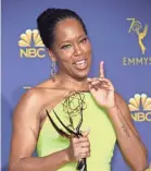  ?? PHOTOS BY DAN MACMEDAN/USA TODAY ?? Regina King recounted the tale of her lipstick malfunctio­n backstage.