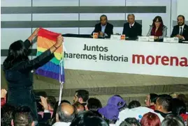  ??  ?? PROTESTA. Miembros de la comunidad LGBTTTI protestaro­n en el INE por la alianza de Morena con el Partido Encuentro Social.