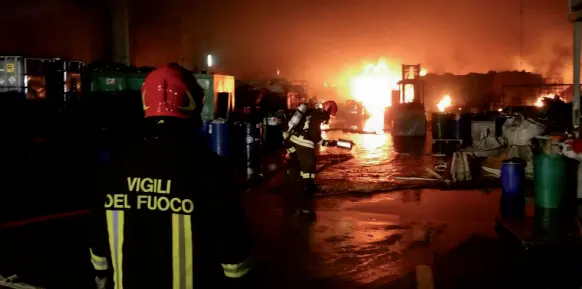  ?? (Foto Errebi) ?? L’intervento I vigili del fuoco hanno lavorato per dodici ore per domare il rogo divampato all’interno di una ditta di San Donà di Piave