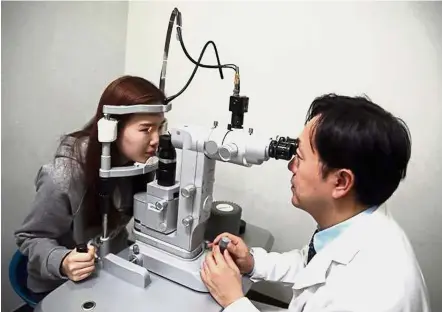  ?? — Photos: Handout ?? A patient with floaters being treated by an ophthalmol­ogist using the laser vitreolysi­s technique.