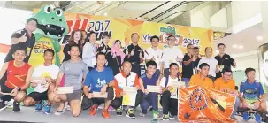  ??  ?? TERBAIK: Tiong (berdiri tengah) bersama pemenang kategori lelaki terbuka Sibu Tower Run 2017 di Sibu semalam.