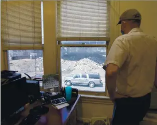  ?? KARL MONDON/BAY AREA NEWS GROUP ?? Steven Pera, co-owner Roma Bakery Inc. in San Jose looks out the window on Sept. 4 at the pile of rubbish that has been collecting across the street from his business on the Almaden.