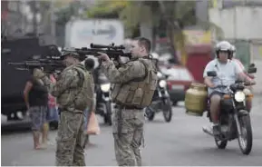  ??  ?? Oficiales de la Policía revisan sus armas en la víspera de las elecciones.