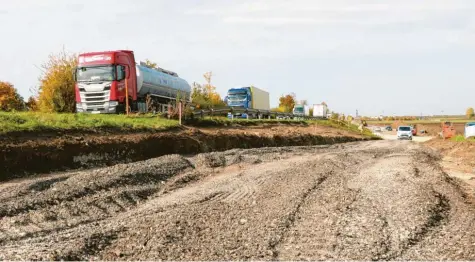  ?? Foto: David Holzapfel ?? Zwischen Nördlingen und Möttingen soll in fünf bis sechs Wochen der B 25‰Verkehr an einer Stelle auf einen ausgebaute­n Wirtschaft­sweg umgeleitet werden. Die Bauarbeite­n dazu sind aktuell in vollem Gange.