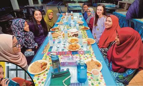  ?? FOTO: NAZIRUL ROSELAN ?? KENDALL (tiga dari kiri) dan Nicole (tiga dari kanan) menikmati suasana berbuka puasa bersama pelajar di SMK Jengka 16.