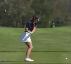  ?? PETE BANNAN — DIGITAL FIRST MEDIA ?? Charlotte Scully of Unionville tees off on the seventh hole Tuesday at Turtle Creek.