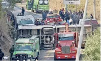  ?? ?? El camión se dirigía al santuario de Chalma, en el Estado de México, sin embargo, se habría quedado sin frenos y posteriorm­ente volcó.