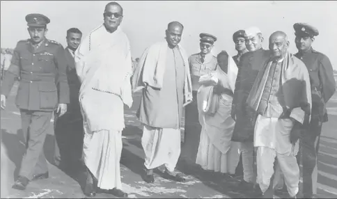  ?? HT ARCHIVE ?? Sardar Patel (far right) with Syama Prasad Mookerjee (fourth from left) in 1950 in Calcutta