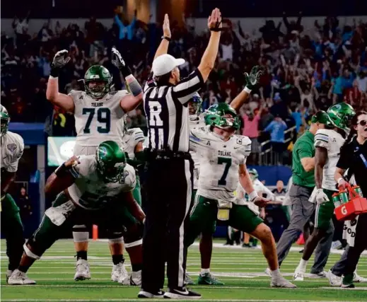  ?? SAM HODDE/ASSOCIATED PRESS ?? A reversed call with nine seconds left resulted in a TD, capping Tulane’s improbable comeback in the Cotton Bowl.