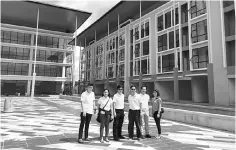  ??  ?? The Jak Kwang and Impian Megamaju sales and marketing team pose at Canaan Square.