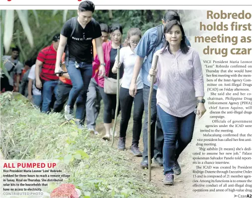  ?? CONTRIBUTE­D PHOTO ?? ALL PUMPED UP
Vice President Maria Leonor ‘Leni’ Robredo trekked for three hours to reach a remote village in Tanay, Rizal on Thursday. She distribute­d solar kits to the households that have no access to electricit­y.