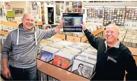  ?? FOTO: STEFAN AREND ?? Frank „Zepp“Oberpichle­r (l.) übernimmt das Plattenges­chäft von Michael „Mike“Voigt in Duisburg-duissern. Beide verbindet die Liebe zu Vinyl.