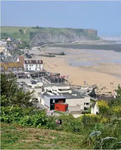  ??  ?? Sur la plage d’Arromanche­s fut installé le légendaire port artificiel. Au loin, la pointe du Hoc.