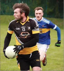  ??  ?? Kevin Jordan of Réalt na Mara is pursued by Barry Kelly (GOH).