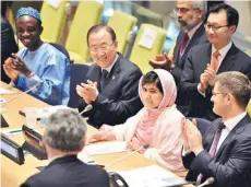  ?? FOTO: AFP ?? Malala Yousafzai es aplaudida por el secretario general de la ONU, Ban Ki Moon.