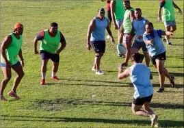  ?? (Photos S. B.) ?? L’ex-pilier droit du RCHCC, Mehdi Merabet, et tous les Seynois ont enfin retrouvé le chemin de l’entraîneme­nt sous la direction de Martial Cottin.