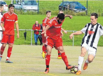  ?? FOTO: HKB ?? Die SpVgg Aldingen (rot), in dieser Szene gegen den SV Kolbingen, will nach dem 0:0 beim Tabellenfü­hrer SV Bubsheim gegen den Vorletzten SV Seitingen-Oberflacht den zweiten Heimsieg einfahren.