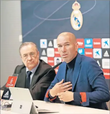  ??  ?? SE MARCHÓ. Zidane, impecablem­ente vestido con un traje azul, junto a Florentino, explicando su adiós.