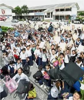  ?? with their students. ?? Standing together: A reduced workload will give teachers more ‘face time’