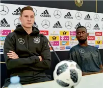  ?? AFP ?? Julian Draxler (left) was part of Germany’s 2014 World Cup-winning team and captain at last year’s Confederat­ions Cup victory. —