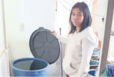  ??  ?? Michelle Díaz, de la Unidad Habitacion­al La Purísima, llenó un bote de agua, el cual, dijo, “durará dos días”. Para ahorrar prevé usar platos desechable­s.