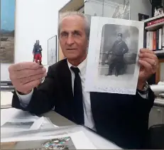  ?? (Photo F. D.) ?? Le maire Hubert Falco tenant la photo de son grand-père, combattant de -, et une figurine de poilu.