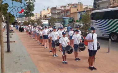  ??  ?? STRAM REKKE: Guttemusik­ken oppstilt i Calella.