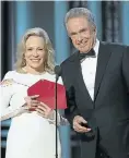  ??  ?? Faye Dunaway and Warren Beatty reading the wrong winner at the Oscars in February.