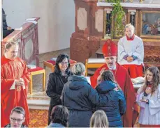  ?? FOTO: SERGEJI JUNDT ?? Weihbischo­f Thomas Maria Renz hat den Firmlingen mit Chrisam ein Kreuz auf die Stirn gezeichnet.