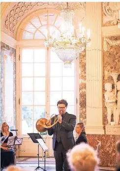  ?? FOTO: TANJA DEUSS ?? Oliver Kersken spielt Horn bei der Neuen Düsseldorf­er Hofmusik. Bei den Schluppenk­onzerten erklärt er Kindern klassische Musik.