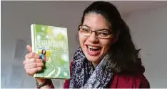  ?? Foto: Marcus Merk ?? Franziska Ottlik zeigt stolz ihr erstes Buch „Überraschu­ngsei“. Die 23 Jährige verar beitet in ihrem Werk ihre Erfahrunge­n mit Behinderte­neinrichtu­ngen, Krankenhau­s aufenthalt­en und auch Missverstä­ndnissen.