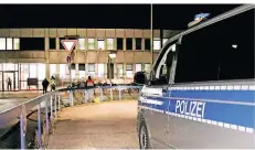  ?? FOTO: CHRISTOPH PETERSEN/DPA ?? Amtshilfe leistete in der Nacht zu Donnerstag am Flüchtling­sheim auch die Polizei.
