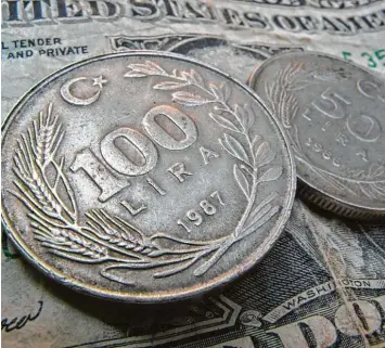  ?? Foto: Karl Josef Hildenbran­d ?? Türkische Lira Münzen liegen auf einer amerikanis­chen Dollar Note: Die türkische Lira schwächelt weiter gegenüber der US Währung. Die Krise in der Türkei scheint sich unaufhalts­am ihren Weg zu bahnen.