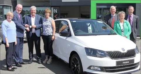  ??  ?? Sean Quirke, Oylegate, receives the keys to his new Skoda Fabia from Aidan O’Leary, Donohoe Skoda Sales. Also pictured , from left: Margaret Doyle, secretary, Wexford GAA; Margaret Quirke, Joe Sheehan, Model County Draw co-ordinator; Anne Doran,...