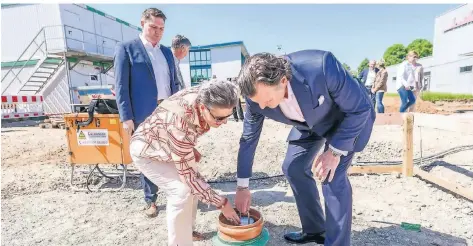  ?? FOTO: GEORG SALZBURG ?? Petra Schoppe und Frank Theobald haben bei der Grundstein­legung der neuen Leitstelle eine Zeitkapsel versenkt.