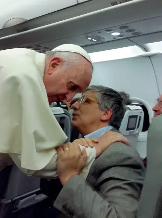  ??  ?? AmiciAndre­a Tornielli in aereo con papa Francesco
