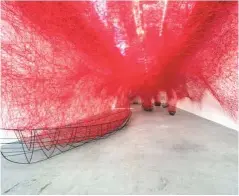  ??  ?? CHIHARU SHIOTAInst­alación, metal y lana de color rojo. Blain|Southern, Berlin, Alemania.Foto: Christian Gläser Copyright VG Bild-Kunst, Bonn, 2017 y la artista.