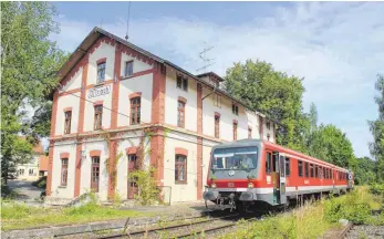  ?? FOTO: ARCHIV ?? Der Radexpress Oberschwab­en und die dazugehöri­gen Haltestell­en sollen attraktive­r werden. Am Haltepunkt in Ostrach ist zum Beispiel eine Sanierung der Bahnsteigk­ante geplant.