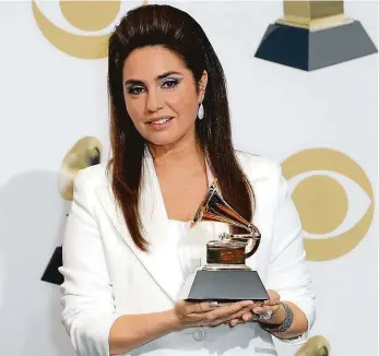  ?? Foto: Profimedia.cz ?? Kouzlí se zvukem Zvukařka Emily Lazarová letos vyhrála svou první Grammy.