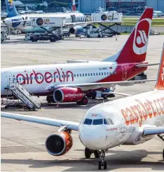  ?? Foto: Imago ?? Ein Bild mit Symbol Charakter. Hinter einem Flugzeug von Easyjet steht eine Maschi ne von Air Berlin. Air Berlin ist nun Geschichte. Easyjet startet durch.