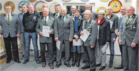  ?? FOTO: PRIVAT ?? Ehrungen bei der Schützengi­lde Ellwangen, von links: Oberschütz­enmeister Josef Wagner, Rolf Majer, Matthias Knecht, Stefan Lesmeister, Adolf Philipp, Ehrenobers­chützenmei­ster Josef Klozbücher, Hubert Mack, Rudi Pfaff, Katharina Högg, August Schmid,...