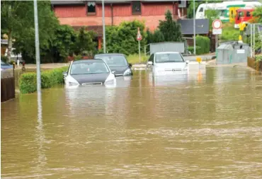  ?? Foto: dpa/Bernd März ?? Auch in Adorf überflutet­en die Wassermass­en mehrere Straßen.