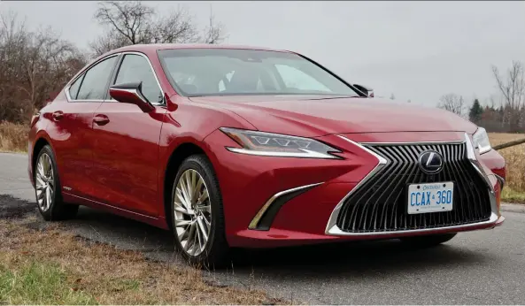  ?? PHOTOS: JIL McINTOSH ?? The redesigned 2019 Lexus ES 300h is roomy, comfortabl­e and quiet. Lexus has combined high-tech hybrid efficiency with old-school luxury.