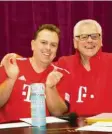  ?? Foto: Hans Reiter ?? Bayern-Fanklub-Präsident Manuel Tausend und Ehrenpräsi­dent „Bayern-Rudi“Tausend (rechts) freuten sich über die Rekord-Tombola mit 900 Preisen, deren Erlös krebskrank­en Kindern zugute kommt.