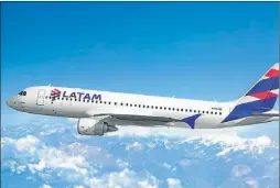  ??  ?? AVIONES. La empresa Latam intenta sostener al personal.