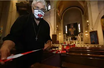  ?? (Photo Eric Ottino) ?? Le père Gil Florini officiera dès ce matin en l’église Saint-Pierre-d’Arène à Nice.