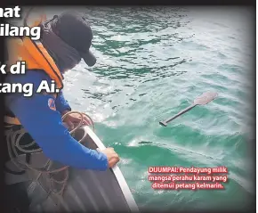 ??  ?? DIJUMPAI: Pendayung milik mangsa perahu karam yang ditemui petang kelmarin.