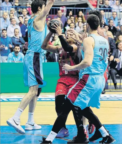  ?? FOTO: EFE ?? Corey Fisher recibe falta debajo de la canasta azulgrana. La defensa del Barça hizo aguas en algunos momentos